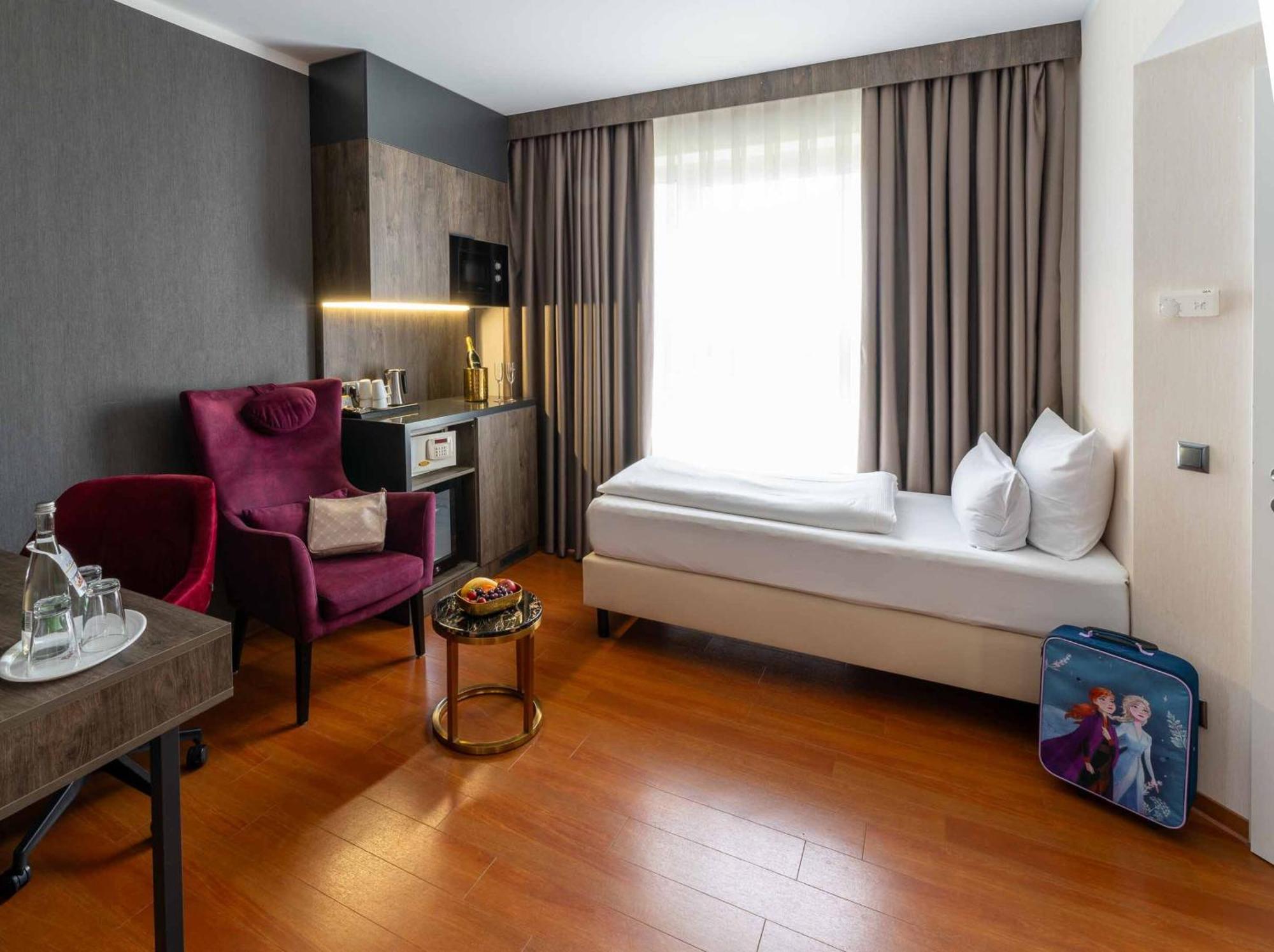 Plaza Premium Karlsruhe Hotel Ngoại thất bức ảnh